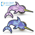 Pin animal de la solapa de los pescados del océano de la historieta del esmalte duro suave suave del metal de encargo de la muestra gratis del diseño del OEM